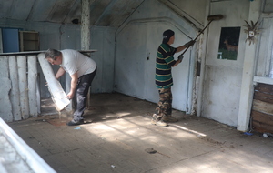 démontage du bar pour récupérer de l'espace. Le bois sera récupéré pour faire de magnifiques marches.