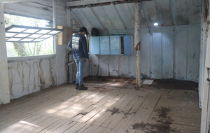 Dans la cabane, inspection des travaux.
Prochaine étape, mettre le nouveau plancher.